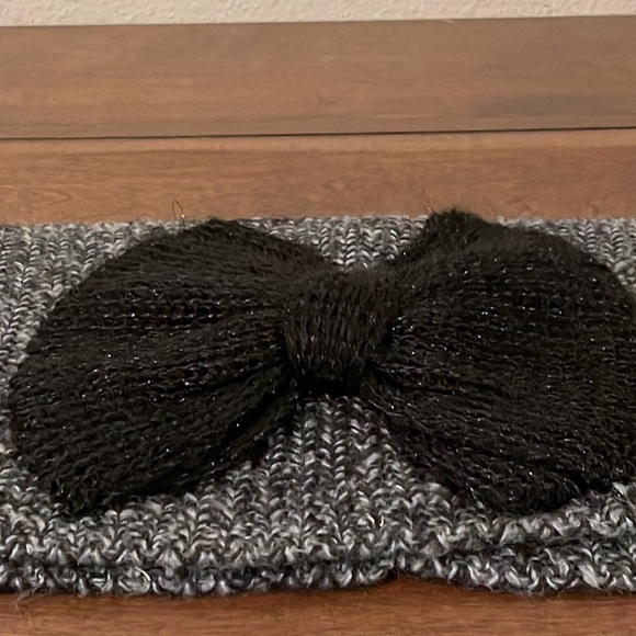 Besty Johnson Black & White Large Bow Detail Infinity Scarf - Picture 4 of 15